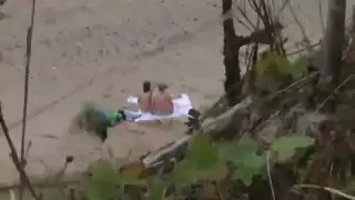 أول جماع على الشاطئ للزوجين المراهقين أمام الملأ