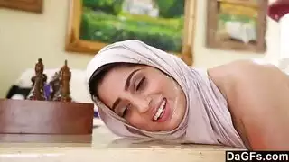 أم عربية محجبة تشتهي الجنس تمتلئ مهبلها الضيق من عامل التوصيل