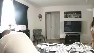 الابن ينيك أمه في غرفه نومها بقميص مغري