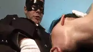 الضرب العنيف للباب الخلفي يؤدي إلى حادث فوضوي