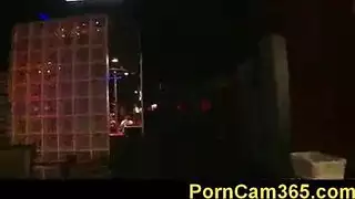 حصان يمارس الجنس بقوة مع امرأة مثيرة في إباحية حظيرة