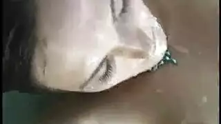 الزوجان المتبادلان يدعوان فارساً لمشهد جنسي ثلاثي ناري