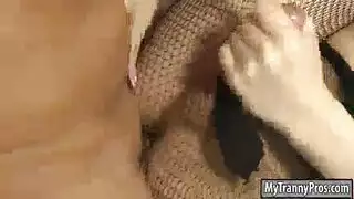 يركب فوقها ويمسك ايديها