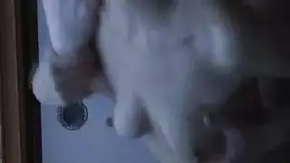 سكس تدخل عليه مرت أبوه وهو يستح