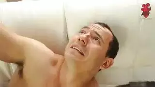 ينيكها و هي خايفه ل امها تدخل عليهم
