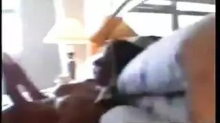 مراهقة تعبث ببظرها حتى تبلغ الذروة