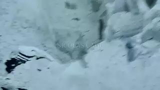 هو جاهل، وهي نجم إباحي في السرير