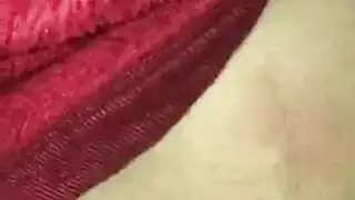 دي جي تخلع ملابسها العلوية وتلعب بحلماتها