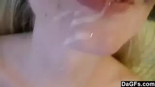 قذف كبير من قضيب ضخم غير مختون