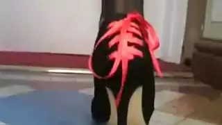 النص الأصلي: خنثي في الكعب العالي والكعب العالي منفردا