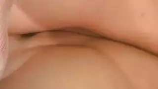 في سن المراهقة ولها كس المقربة