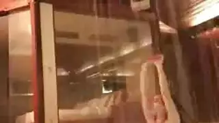 ربة منزل مثيرة تفتح ساقيها من أجل لسان وعضو جارتها الاصطناعي