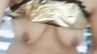 بورن خليجي حشوي – عربية ذات أثداء كبيرة تفتح ساقيها على مصراعيهما