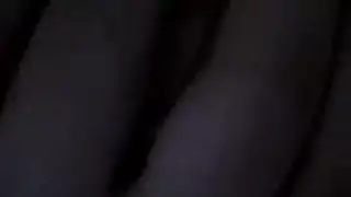 الفتاة ذات الثديين الكبيرين ريجينا مون تغازل الرجال بعرض ثدييها