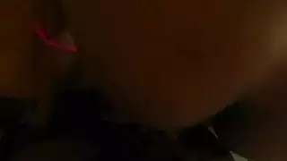 الجمال الداكن يؤدي مصًا مكثفًا