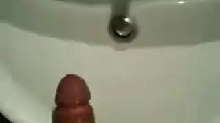 مراهقة شعراء حمراء تئن بينما قضيب أبيض كبير يضخها