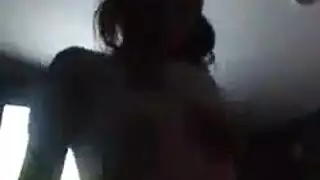 مراهقة زنجبيلية تقفز على قضيب ضخم