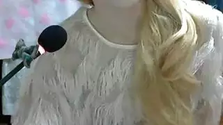 سكس راقده علي يطنها