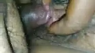 حارسة ملفوفة بالوردي تحصل على قذف كريمي على وجهها