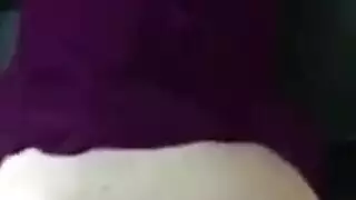 تظهر طيزها لتغريه