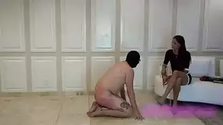 ملكة سوداء تهيمن على عبد جديد بكس مشعر وجنس خشن
