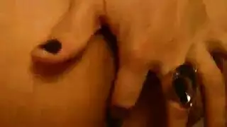 الشابة السمراء تلمس نقطة الجي سبوت وتدغدغ حلمتيها