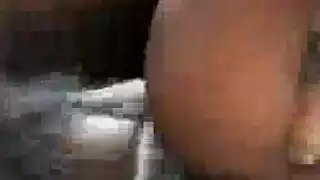 يلاحظ مجموعات الشباب في حي جديد، في حين أن جيرانهم خارج، طوال اليوم