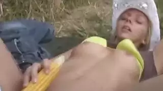 جنس إكس إكس إكس في حقل الذرة: فارس ينيكن فرج الفتاة الشقراء الضيق في العراء
