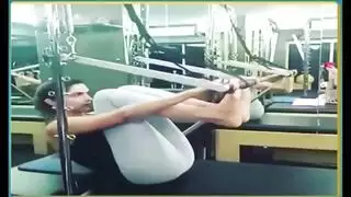 تلعب الرياضة في قاعة الجلوس
