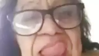 ملابس داخلية لاتكس يُزيلها رجل شاب مشتعل قبل تقبيل شغوف