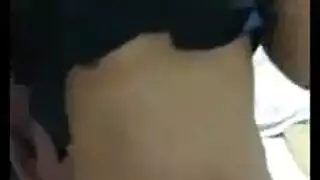 مص عميق ثم جنس جماعي معصوب العينين مع عاهرة الحي