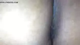 فيكي الحارة تحصل على إصبع متوحش في كسها المشدود