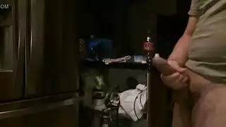 رجل يغتصب امرأة حامل
