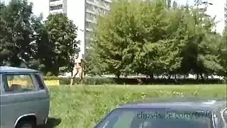 جنس ستريب أون على الطاولة: هزات النشوة غير المسيطر عليها