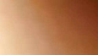 أصابع الشقراء المتلهفة تؤدي لتقبيل حلق عميق