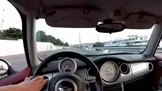 سكس ثلاثي في السيارة: نكاح بمؤخرة مزدوج أثناء القيادة