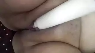 اللعب بثدييها قبل جلسة جماع عميق