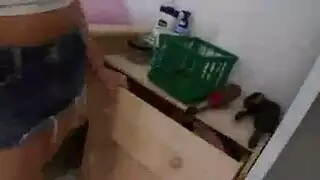 فتاة كلية تكذب حول براءتها ثم تمص زب وتركب خارجًا