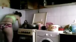 صديقة صديقي تتوق لركوب قضيبين