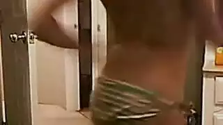 تتنافج النساء اللائي يتنقلن ديك بليد سوداء، بينما كانت صديقته خارج المدينة