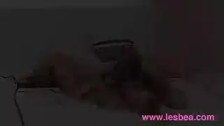 شرج مُعزّز بالنبيذ: خيمينا تأخذ قضيبًا في مؤخرتها في المطبخ
