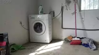 ملابس شفافة جسمها مثير أثناء غسيل الملابس