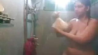 سكس يصور مراتو وهي تستحم