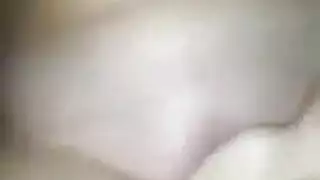 جلسة لمس للمراهقة في الحديقة الخلفية مع مراقب سري