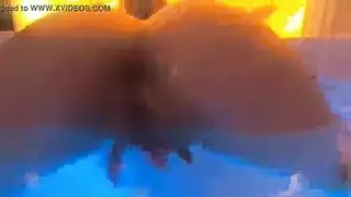 مطربة ذات صدر كبير تمارس الجنس الفموي وتتلقى القذف الداخلي في غرفة مظلمة