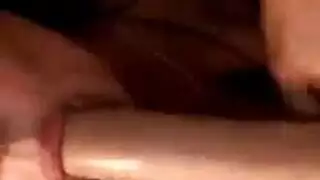 جنس عابر مع جميلة سمراء: مص وعنف