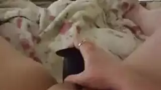 الفتاة اليابانية الساخنة تمتلئ مهبلها بقضيب سميك