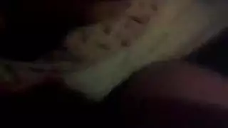 زوجان هواة يمارسان الجنس مع بعضهم البعض، على المسرح، أمام مكان النار