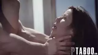 ملكة المص العميق تأخذه كله على حافة السرير