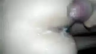 تملأ جميع فتحات نينا في علاقة رباعية في ترتيب غرفة نوم مريح